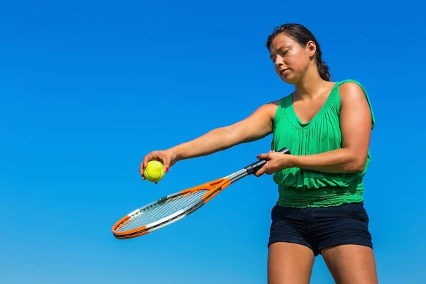 Jovem colombiana mantém raquete de tênis e bola — Fotografia de Stock