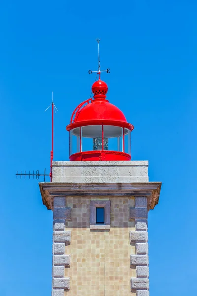 Czerwona latarnia morska z błękitnym niebem w Portugalii — Zdjęcie stockowe