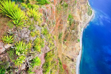 Dağlı ve derin mavi denizli kıyı manzarası