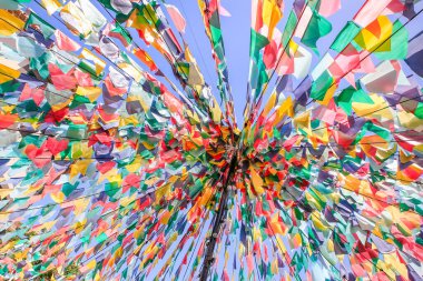 Portekiz ziyafetinde renkli bayraklı çizgiler