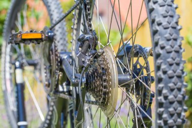Tepetaklak motorsiklet, tekerlekler ve vitesler