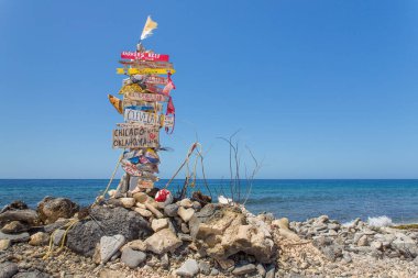 Bonaire sahilinde taşlı işaret direği