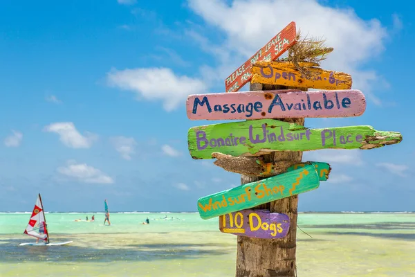 Sinalização colorida na costa de Bonaire — Fotografia de Stock