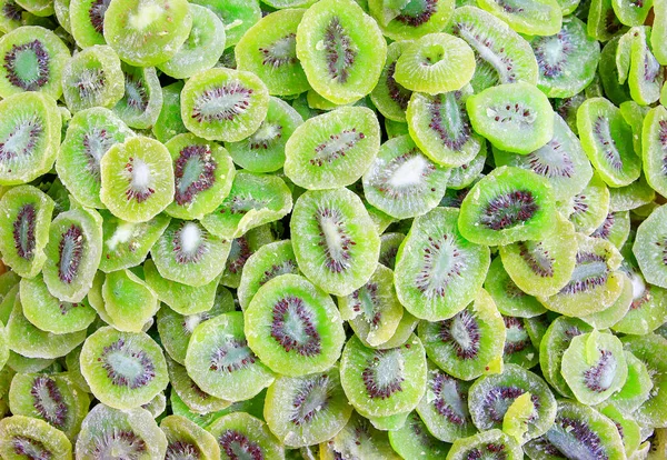 Montón de rodajas de kiwi verde seco en el mercado — Foto de Stock