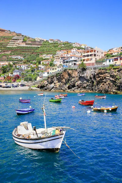 Paysage au Portugal avec bateaux de pêche et village — Photo