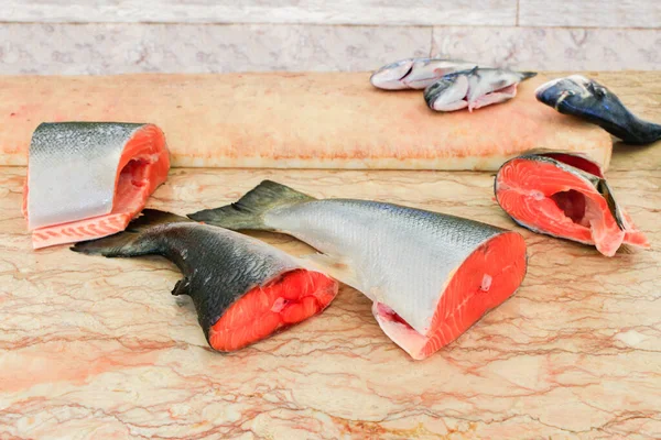 Parties de saumons hachés sur table en marbre — Photo