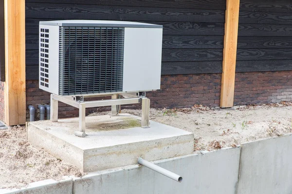 Un airco al aire libre en plataforma de hormigón —  Fotos de Stock