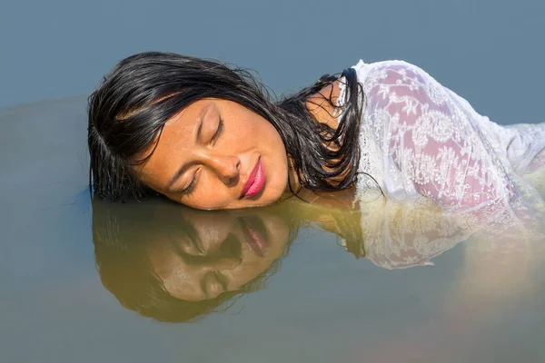 Reflejo facial femenino retrato en agua — Foto de Stock