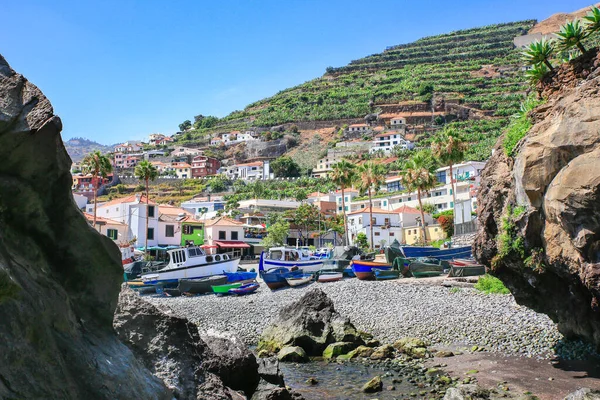Paysage portugais avec bateaux de pêche et village — Photo