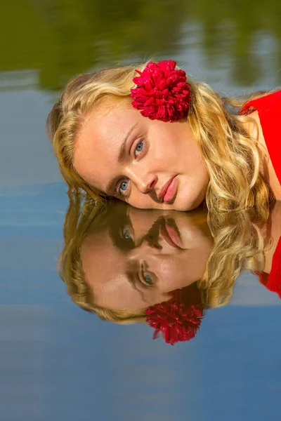 금발인 여인을 물 속에서 거울에 비친 모습 — 스톡 사진