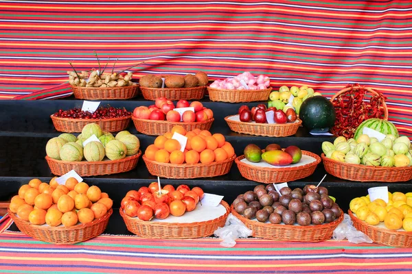 Portugese marktkraam met diverse verse vruchten — Stockfoto