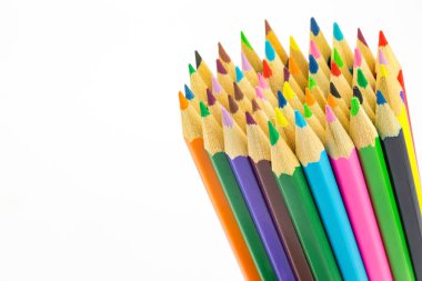 Beyaz arkaplanda izole edilmiş renkli kalem demeti