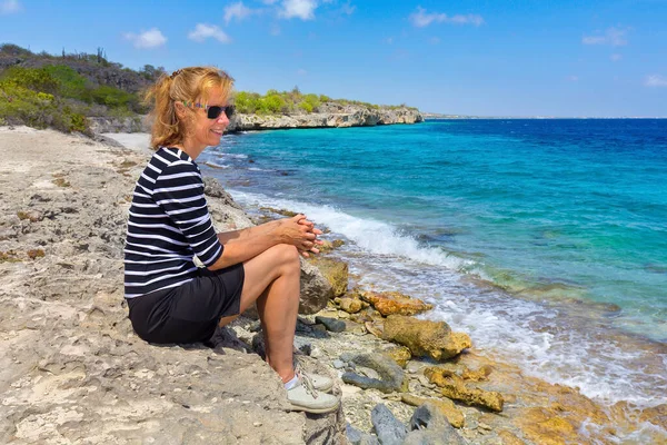 Donna Caucasica Mezza Età Siede Sulla Costa Delle Antille Olandesi — Foto Stock