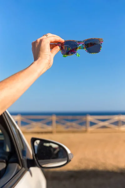 Brazo Ventana Del Coche Que Muestra Sombreros Orilla Con Mar — Foto de Stock