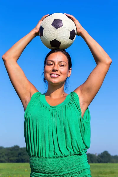 Молода Колумбійська Жінка Тримає Футбол Голові Синьому Небі — стокове фото