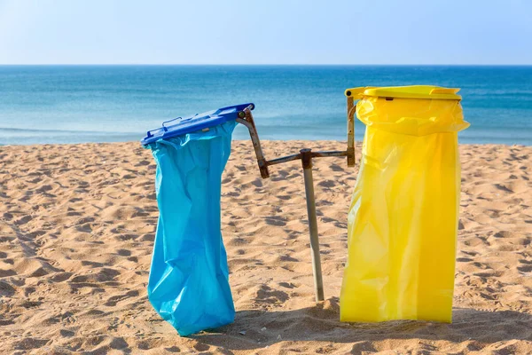 Tomma Soppåsar Vid Sandstrand Med Blått Hav — Stockfoto