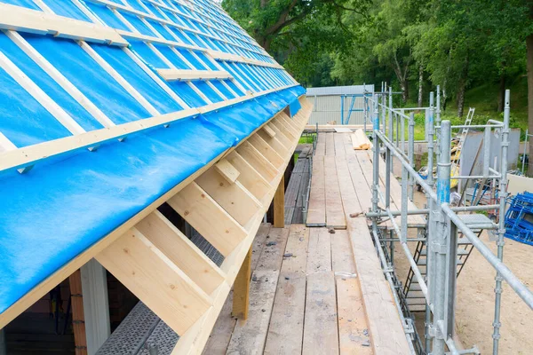 Drewniane Rusztowania Obok Dachu Nowego Domu Placu Budowy — Zdjęcie stockowe