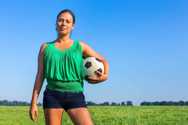 Stående Ung Colombian Kvinna Som Håller Fotboll Framför Blå Himmel — Stockfoto