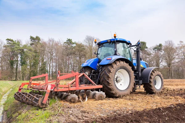 Tractor Holandés Arrasa Suelo Con Una Grada Temporada Primavera — Foto de Stock