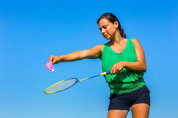 Jovem Colombiana Serve Com Raquete Badminton Transporte Frente Céu Azul — Fotografia de Stock