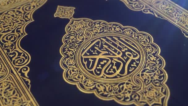 Quran Blauwe Cover Versierd Met Goud Met Lens Flare Ondiepe — Stockvideo