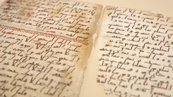 Le plus ancien manuscrit du Coran, les terminaisons de Surat Maryam et les débuts de Surat Taha, faible profondeur de champ gros plan inclinaison lente plan CGI .