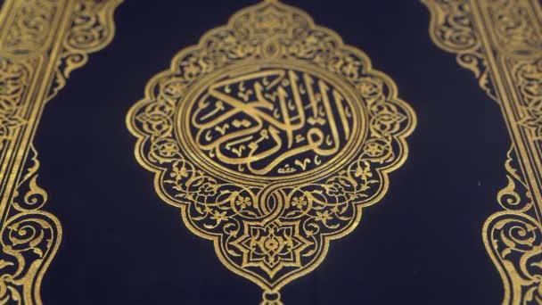 Μπλε Εξώφυλλο Κοράνι Διακοσμημένο Χρυσές Λέξεις Σημαίνει Ιερό Κοράνι Ρηχό — Αρχείο Βίντεο