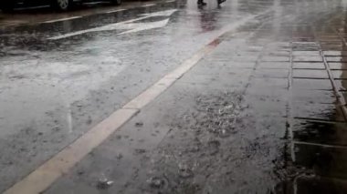 Şehirde asfalt ve kaldırıma düşen yağmur su birikintileri yapıyor