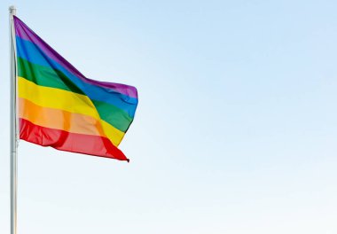 lgbti kavramı: lgbt gökkuşağı bayrağı açık bir gökyüzünde rüzgarda sallanıyor