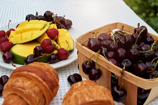 Fruktsallad Med Färska Söta Körsbär Mango Och Croissanter Bordet Vit — Stockfoto