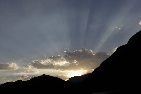 Güney Fransa'da bir gölün üzerinde gün batımı, inanılmaz güzel ışık ışınları ile