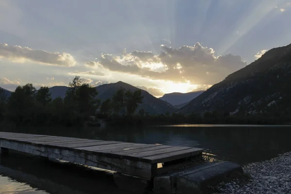 Işık ışınları ve fişekleri gün batımı sırasında Güney fracne bir göl obve