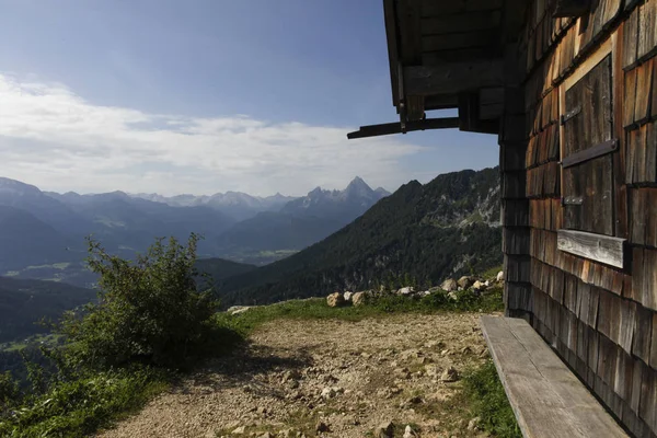 Alplerde güzel ahşap kabin