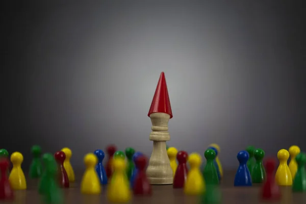 Küçük figürlerden oluşan büyük bir grubun ortasında duran büyük bir figür