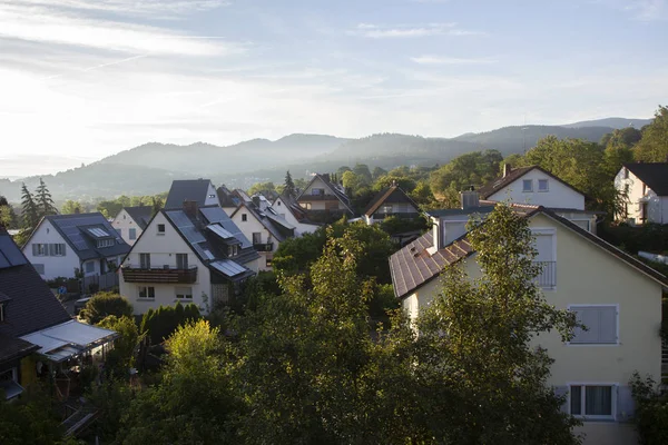 Yeni bir bina veya konut yerleşim yeni enerji teknolojisi güneş panelleri ile Fütüristik Binalar