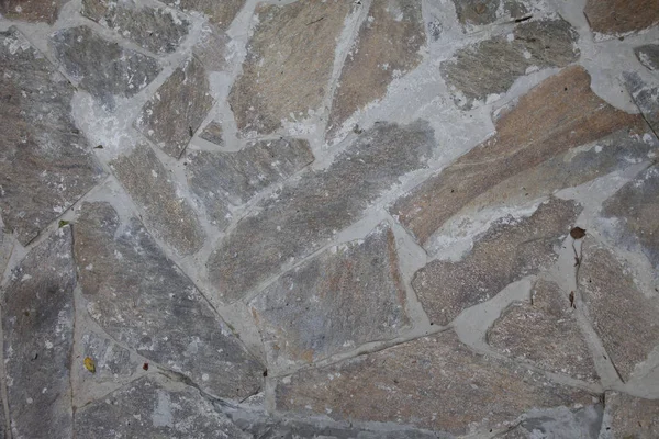 Güzel taş karolardan yapılmış bir bahçeye ya da bahçeden geçen taş bir yol veya yol. doku veya arka plan görünümü. Mimari.