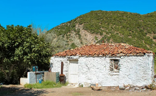 Oud wit huis in de zomer in Griekenland. — Stockfoto