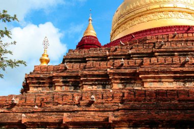 Bagan, Myanmar/Birma'da kırmızı ve altın kuleli Tuğla Pagoda.