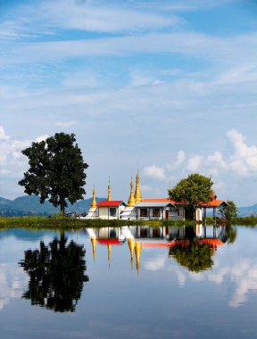 Pagoda aynalı Inle Gölü üzerinde küçük bir adada altın kuleleri ile, Myanmar / Birma.