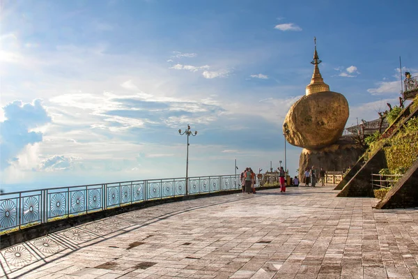 Der "goldene Felsen" mit seiner Sonnenterrasse in myanmar / birma. — Stockfoto