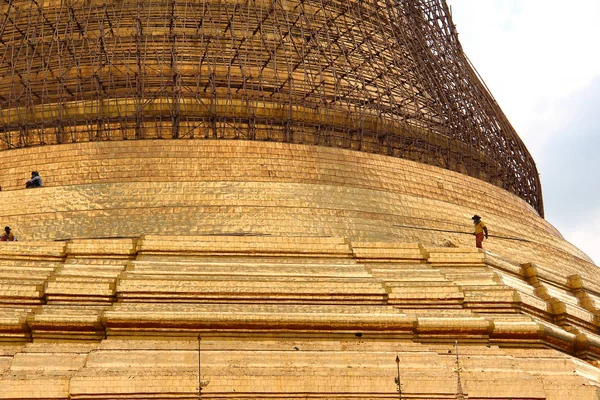 Holzkonstruktion mit Arbeitern rund um die goldene Shwedagon-Pagode in Yangon, Myanmar / Birma. — Stockfoto