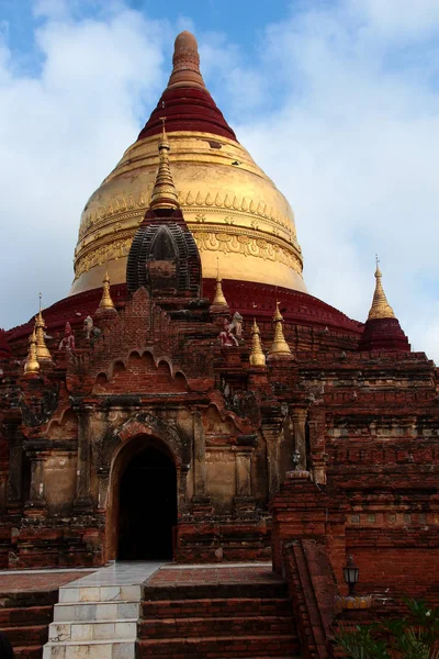 Παλιά παγόδα από κόκκινα φθαρμένα τούβλα με χρυσή κορυφή στο Bagan, Μυανμάρ/Birma. — Φωτογραφία Αρχείου