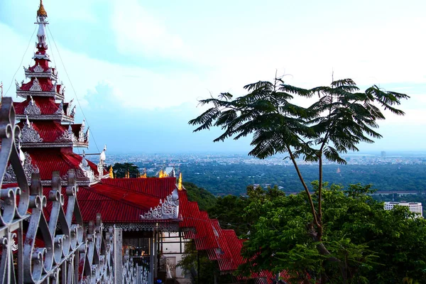 Θέα στο Μάνταλέι με έναν ναό στη Μυανμάρ/Birma. — Φωτογραφία Αρχείου