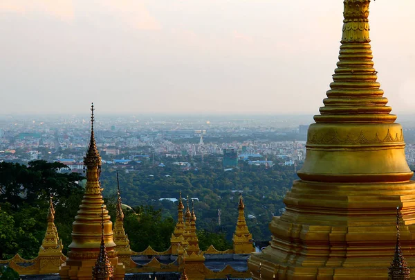 Vista sobre Mandalay entre as torres douradas de pagodes em Myanmar / Birma . — Fotografia de Stock