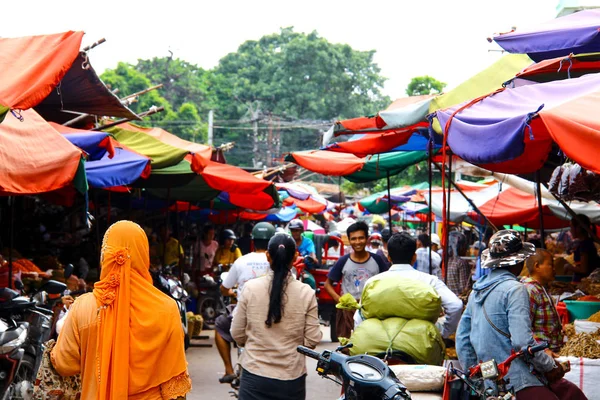 Žena pokrytá oranžovými šaty na barevném tržišti Yangon, Myanmar/Birma. — Stock fotografie