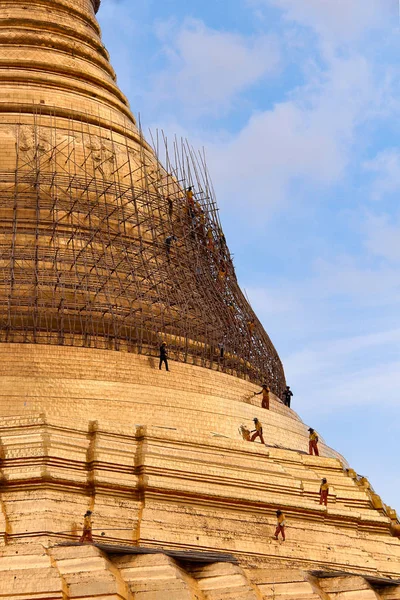 Construcción de marco de madera con trabajadores alrededor de la pagoda Shwedagon en Yangón, Myanmar / Birmania . —  Fotos de Stock