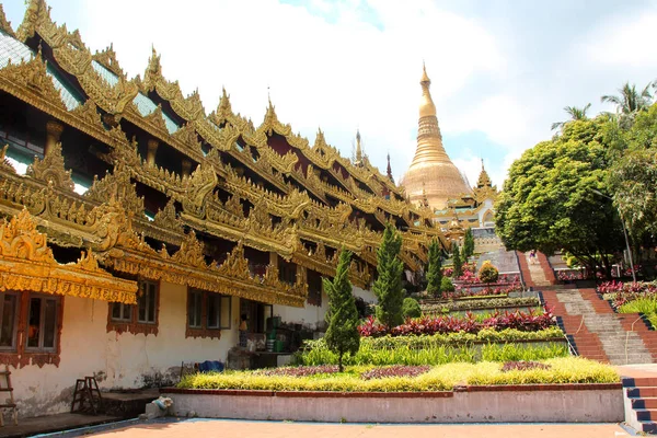 Treppe eines goldenen Tempels mit einer Pagode im Hintergrund in Yangon, Myanmar / Birma. — Stockfoto