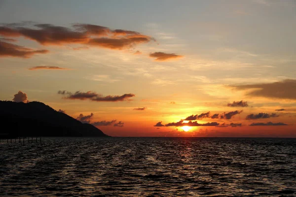 Farbenfroher Sonnenuntergang über dem Ozean auf der Insel Kri, raja ampat, Südostasien. — Stockfoto