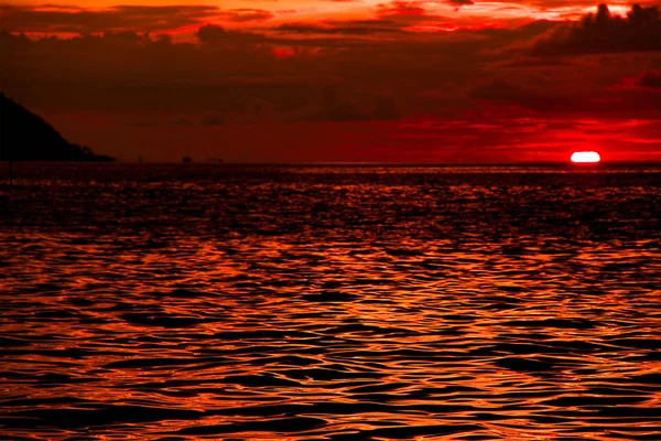 Farbenfroher Sonnenuntergang über dem Ozean auf der Insel Kri, raja ampat, Südostasien. — Stockfoto
