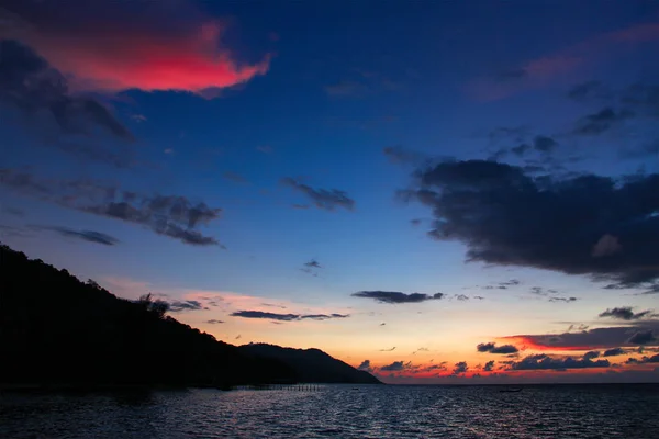 Farbenfroher Sonnenuntergang über dem Ozean auf der Insel Kri, raja ampat, Südostasien. — Stockfoto